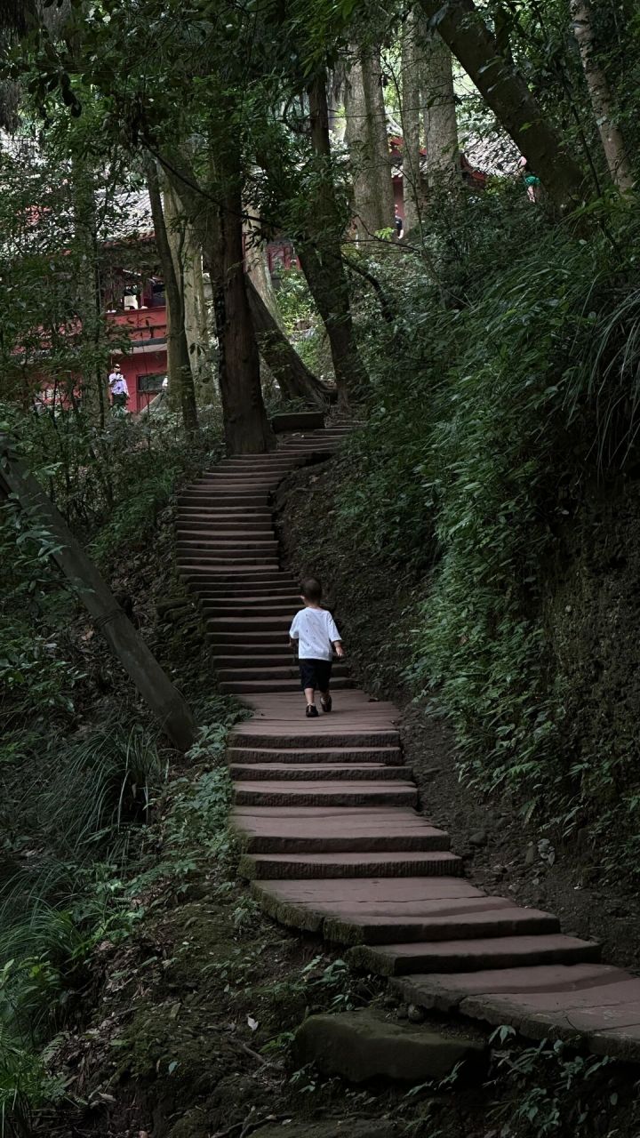 青城山响水洞图片