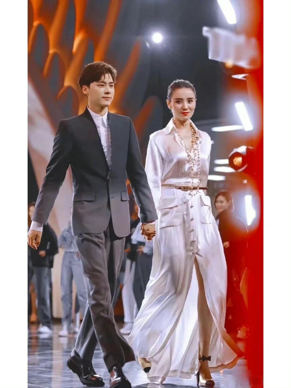 一些"豪门姐弟"感的娱乐圈男女明星合照