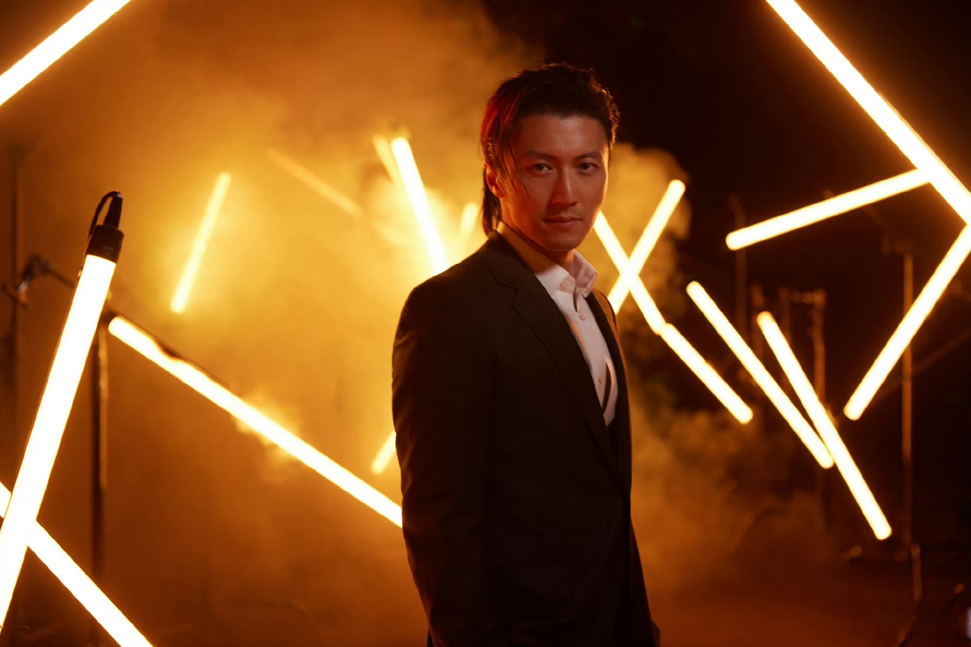 谢霆锋鲨我,背头77西装77白衬衫,是锋味穿搭!