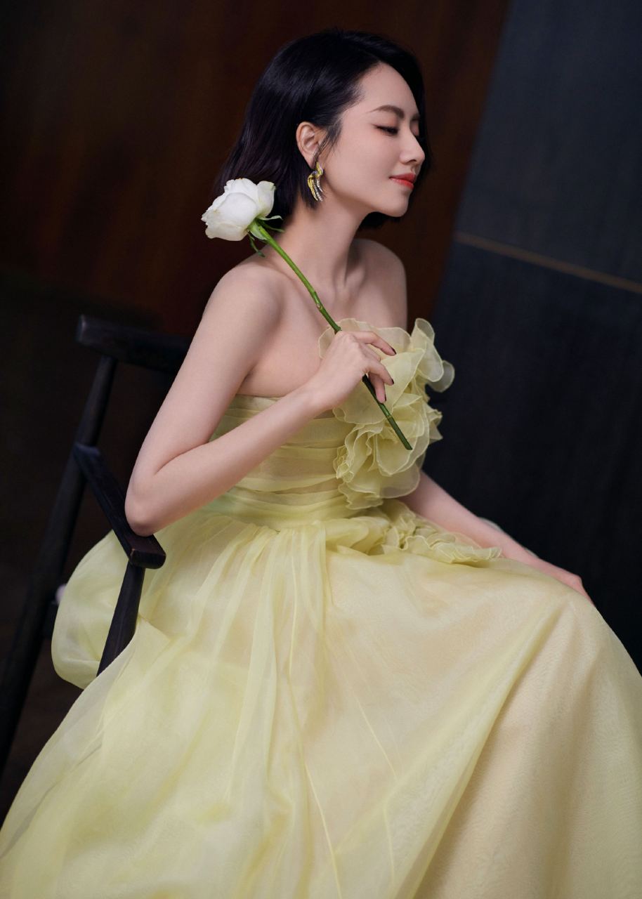 刘惜君甜美风格写真组图,一袭淡黄色花朵纱裙,笑意盈盈,优雅生姿