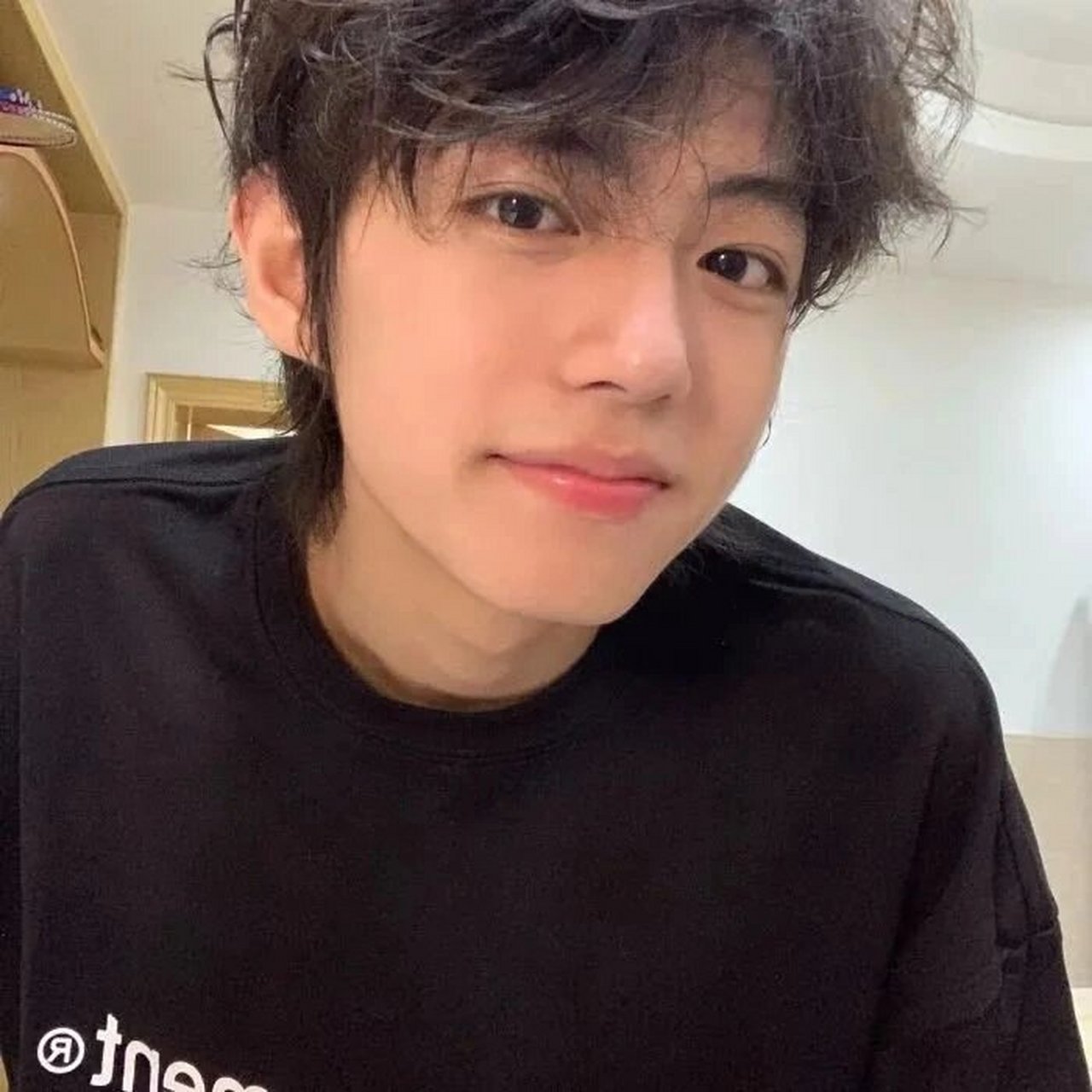 3833393434/正脸男生头像 "黑夜是一场报幕,让我深呼吸