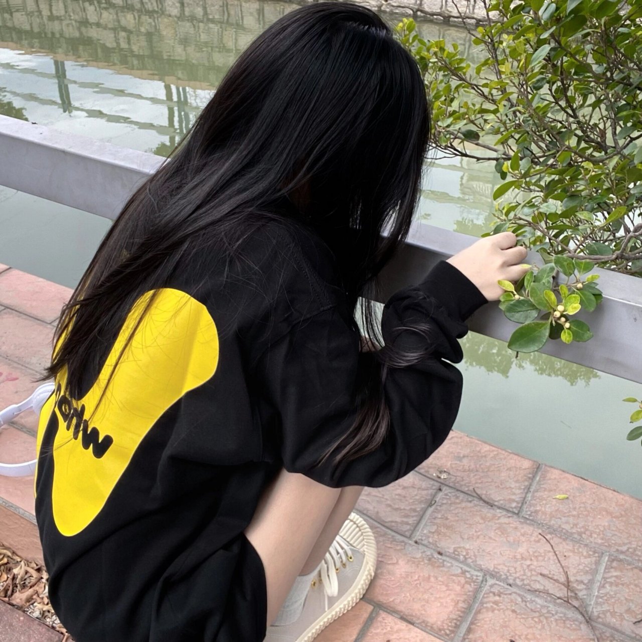 背影这样拍好有头像感 优质女头这不就来啦? 蹲着这样拍真的好好看!