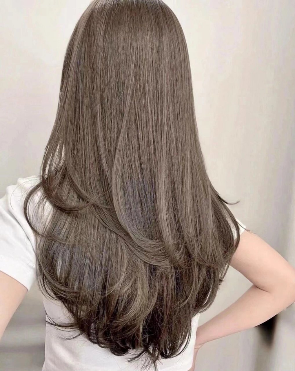 冷棕色,显白发色 冷棕色色调十分低调柔和,不像其他颜色的厚重,颜色怕