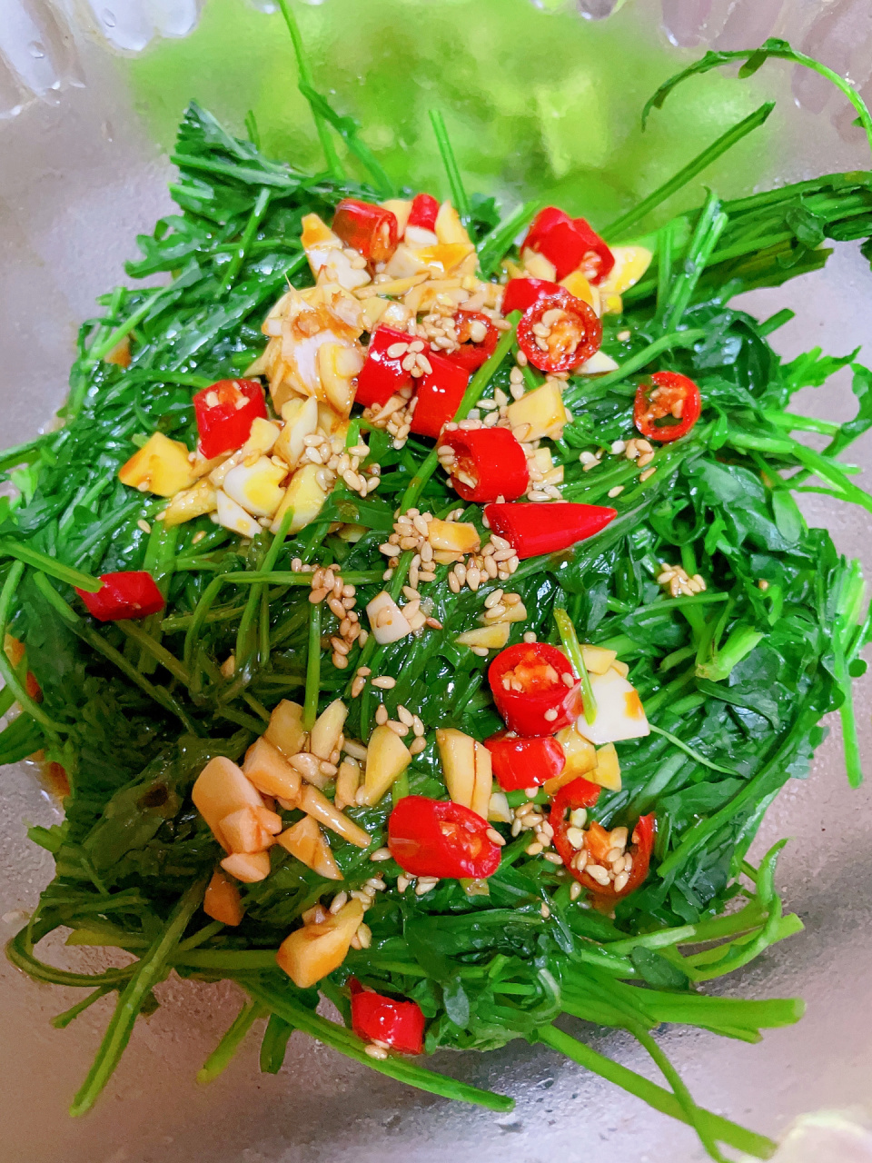 凉拌芝麻菜 那叫一个香 芝麻菜又叫火箭菜,臭菜,喜欢的人很喜欢,不