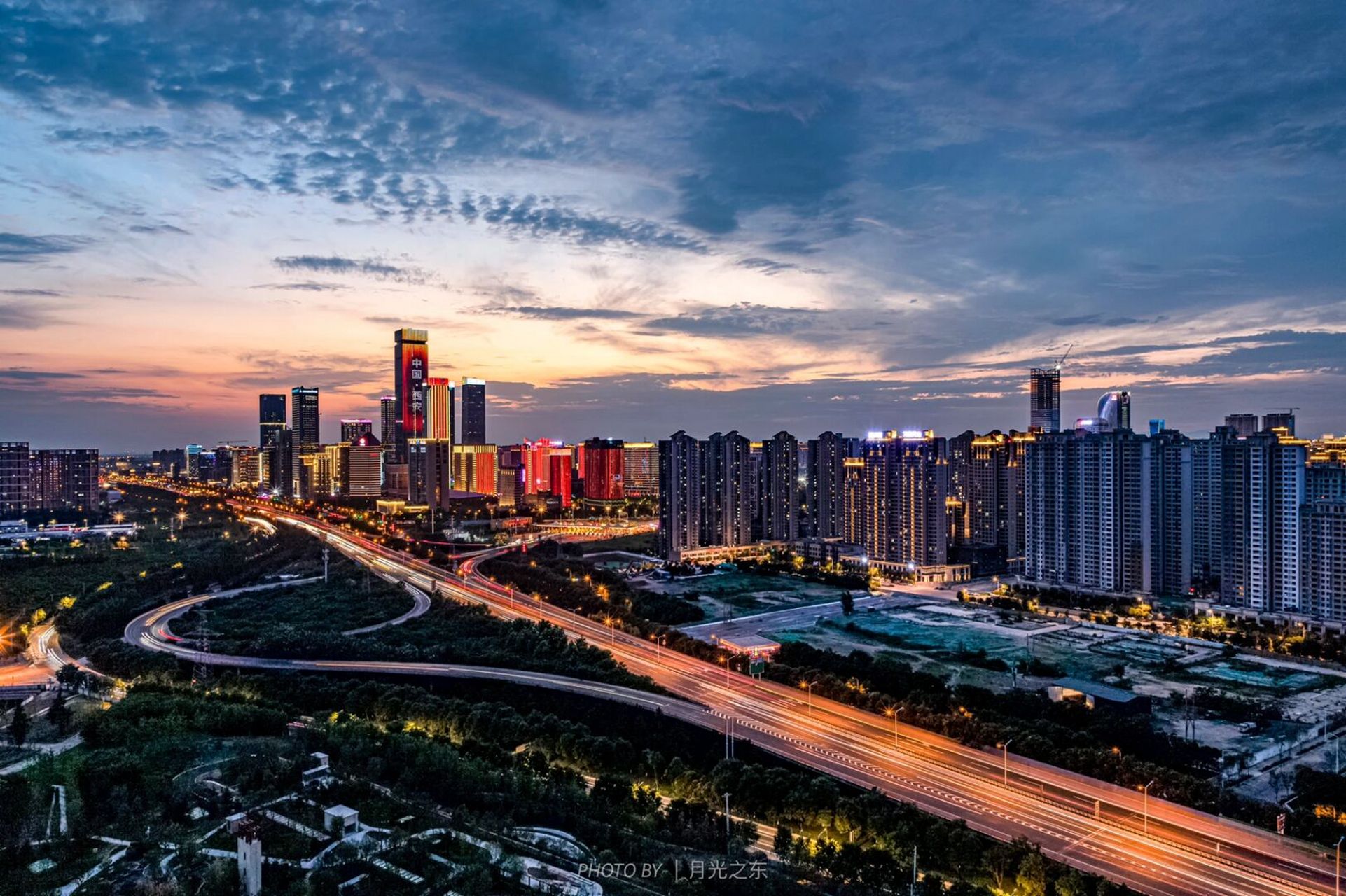 西安爬楼|晚霞下的锦业路cbd 为了邂逅一场晚霞,可以冲多少次呢?