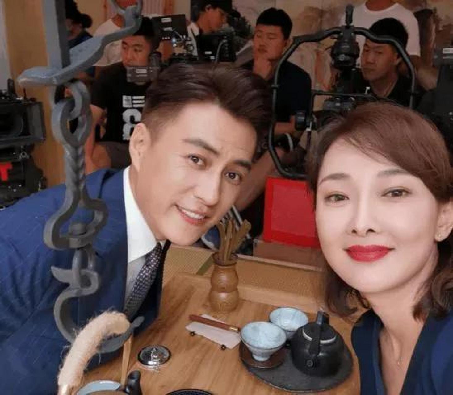 1米83的个子,西装革履,风度翩翩,潇洒帅气,左小青天生丽质,文雅娴静