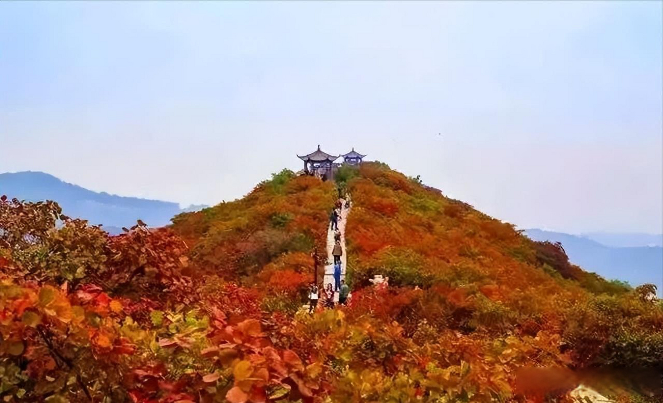 郑州巩义的竹林镇有一个长寿山,这山原本叫"龙龟山",也叫"三树岭".