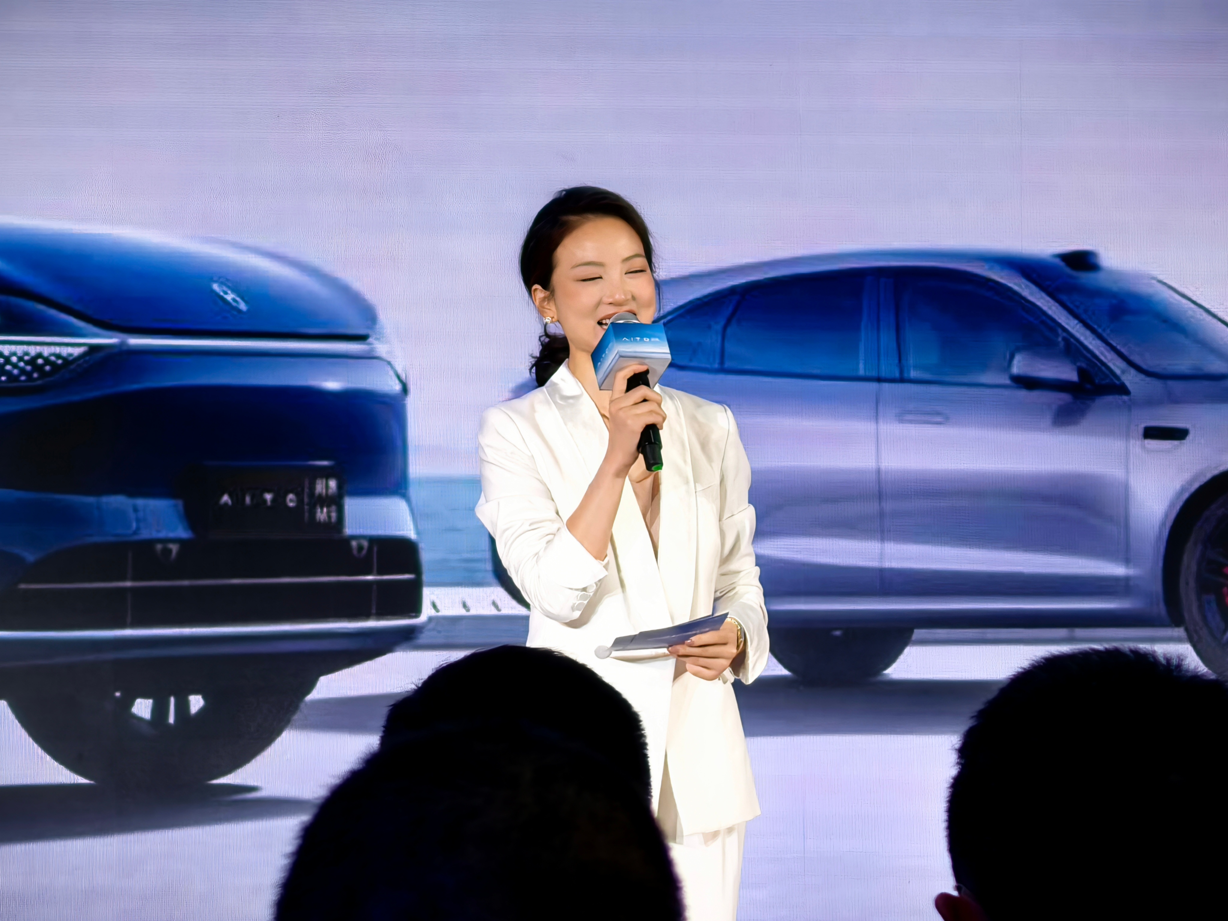 想起10万辆下线那个简陋的会场,今天会场大多了了