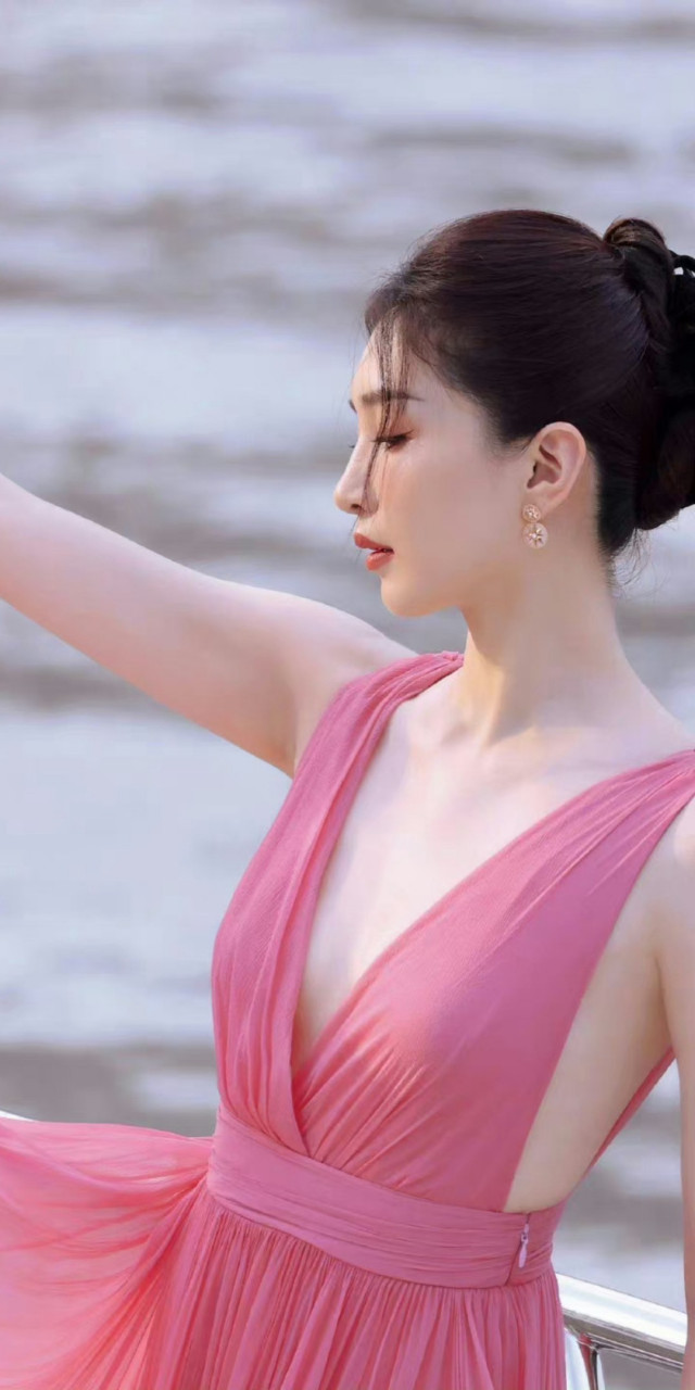 江疏影粉色系写真:气质在线,优雅迷人