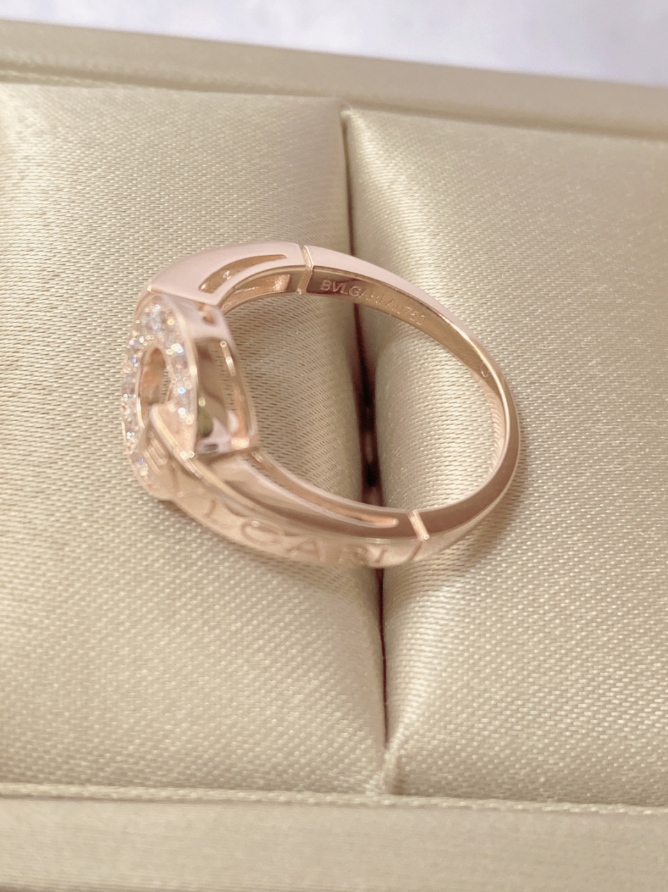 钱币戒 宝格丽钱币戒 有金有钻 有进有赚寓意非常好 这款宝格丽戒指无