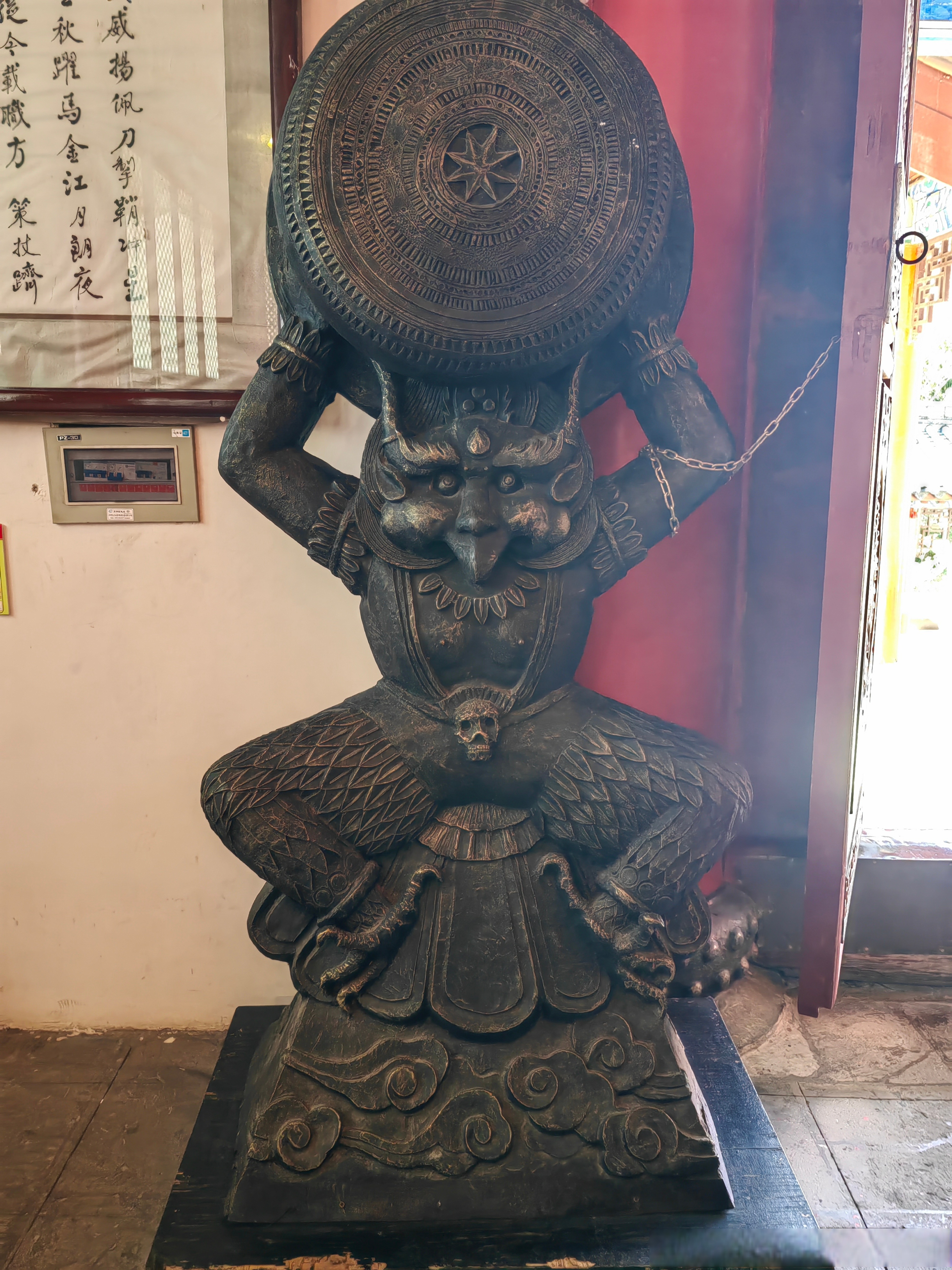 每次见到他,我的心情似乎也被他身上低沉的能量,拉得低低的