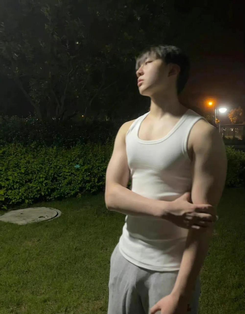 偶遇夜跑的灰裤子 小哥哥,实力强吗?比起体操张宏涛还是差点吧?