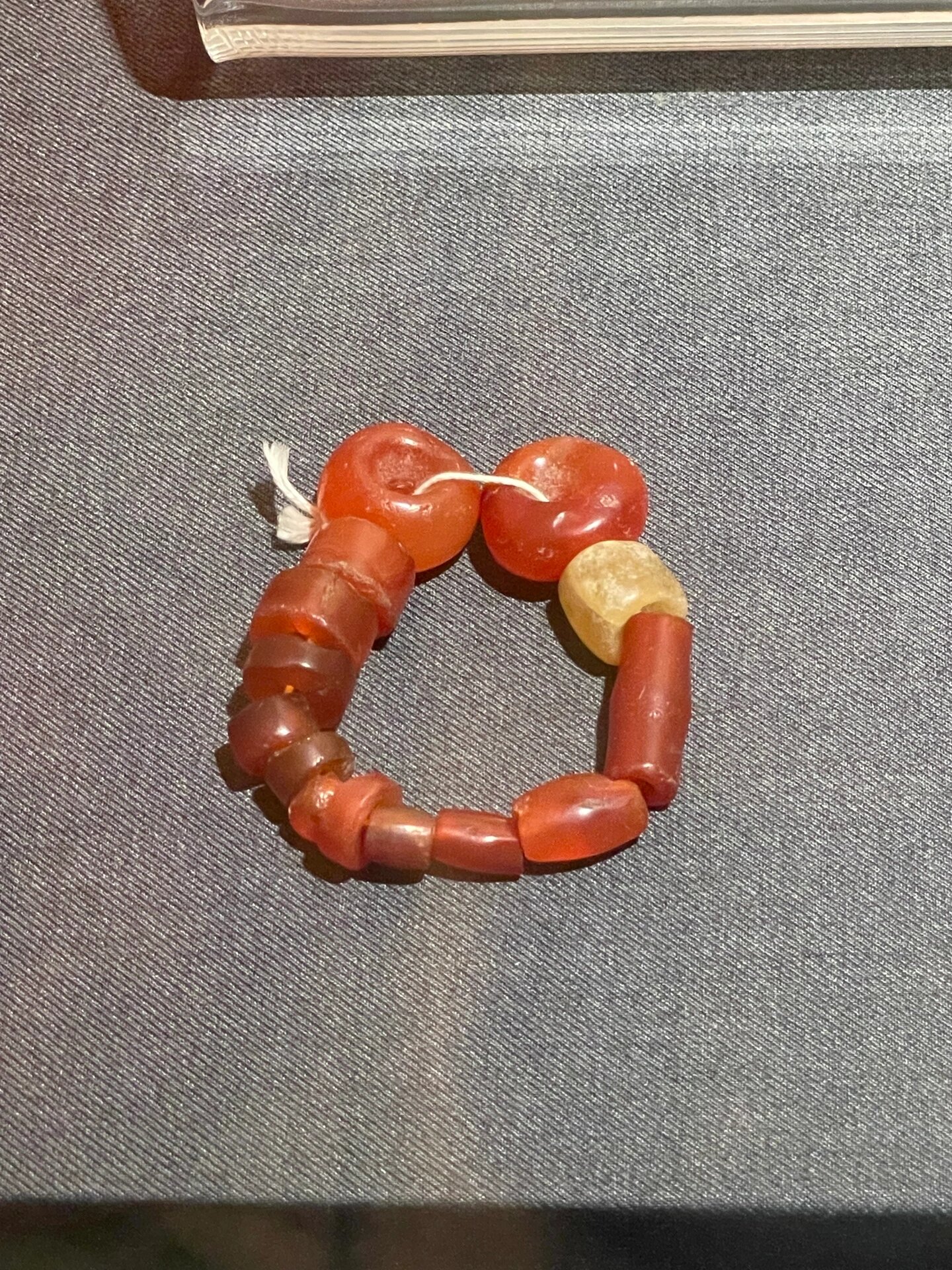 东周玛瑙 当今提到甘孜的珠子绝大多数人都会想到藏传珠子,比如老南红