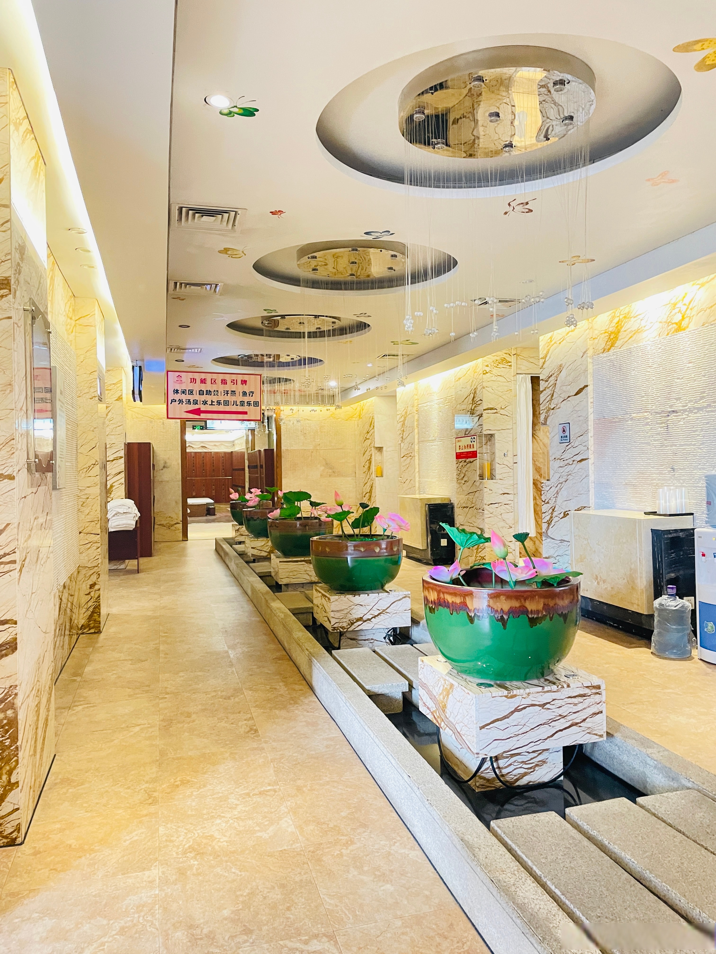 里面的洗浴中心简直绝了!一踏入其中,就被它精致高雅的环境所吸引