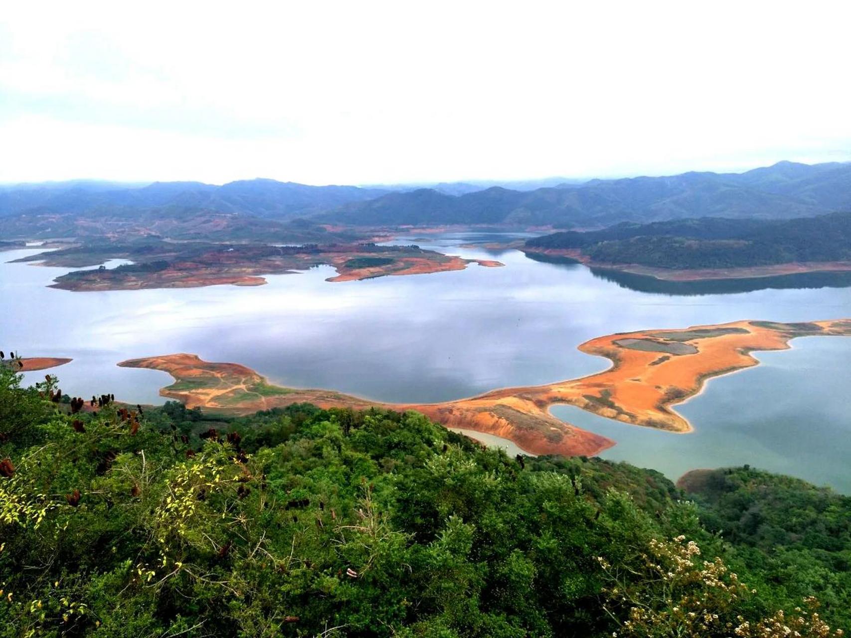 位于右江区北部驻地在城区人民政府驻地89千米处