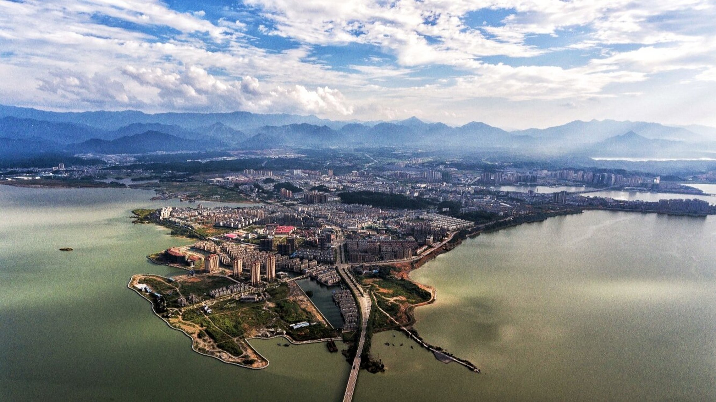 中國最美水上公路之一-永武高速(巾口段) 延 柘林湖水庫北岸修建的永