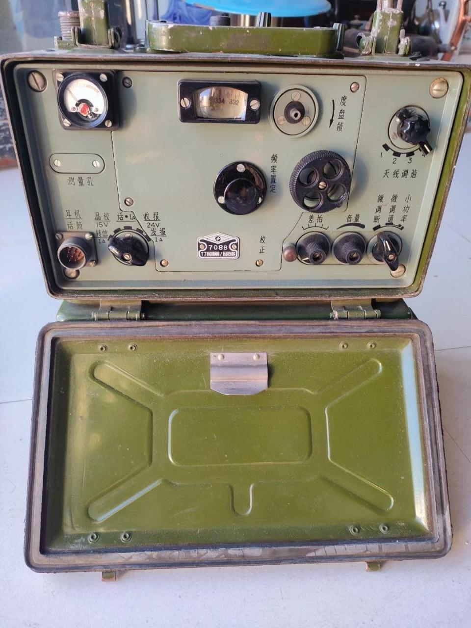 军用退役电台一套 ,型号708b,配件齐全,保存完好,品相一流.