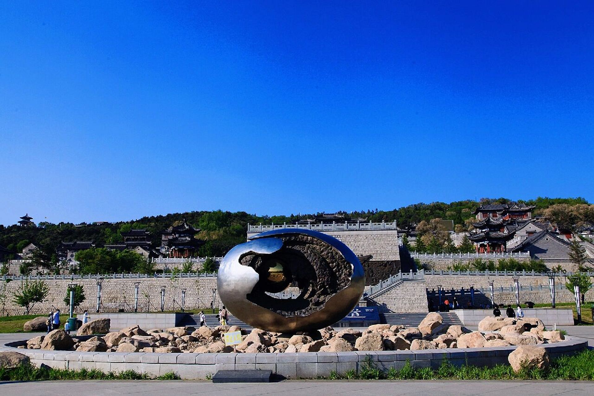 玄天岭文化公园   玄天岭地处吉林市城区北侧,是一处具有得天独厚自然