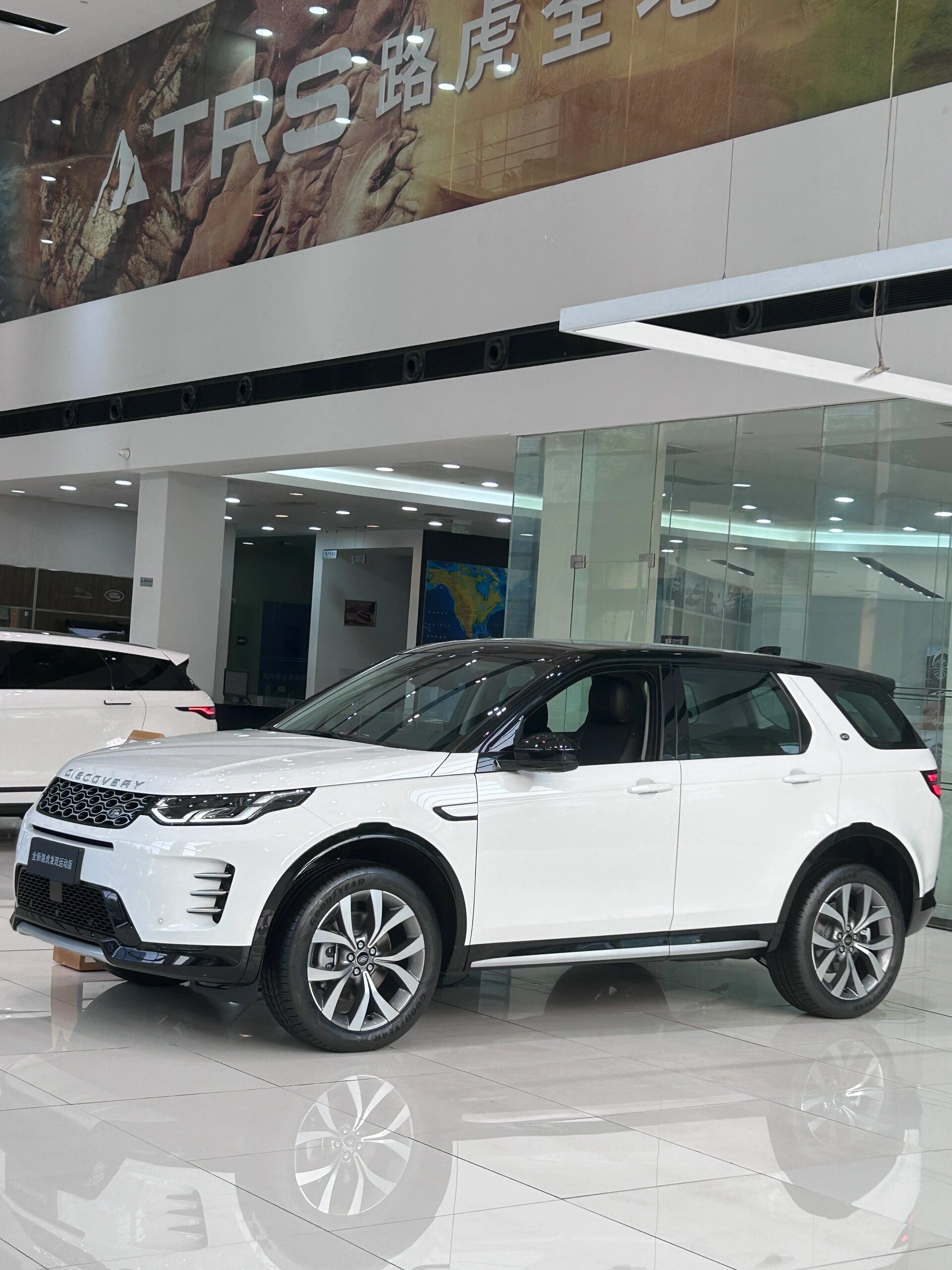 24款路虎发现运动版 在繁忙的都市生活中,探索未知的角落,是一种独特