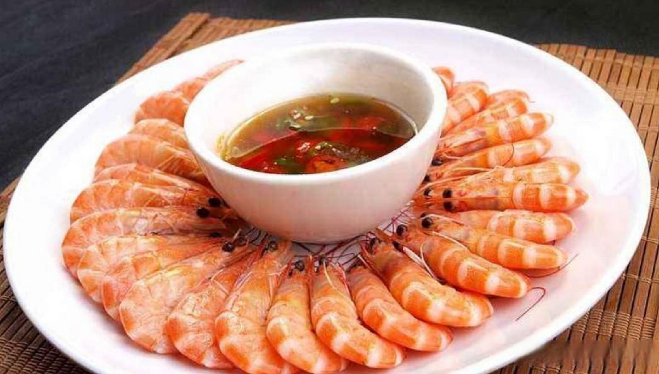 分享白灼虾的家常做法,肉质鲜嫩,口感鲜甜,大人孩子抢着吃 这篇文章