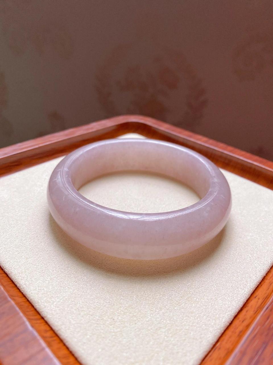 佘太翠大矿雪花紫玉冰透仙女粉紫镯镯来喽 刚入坑很是嫌弃紫玉,总觉得