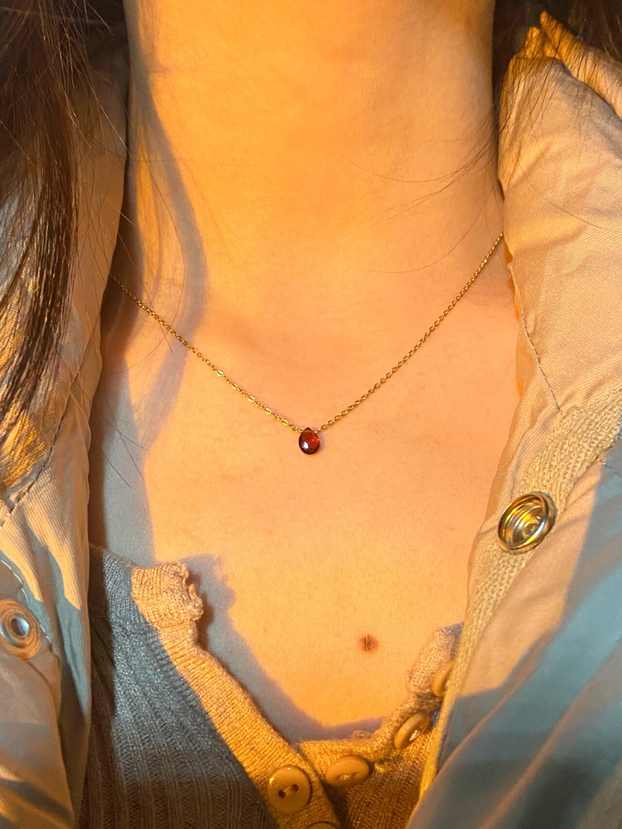 胸口的朱砂痣 这条项链是我最近的心头爱 我平时戴项链不太喜欢摘下来