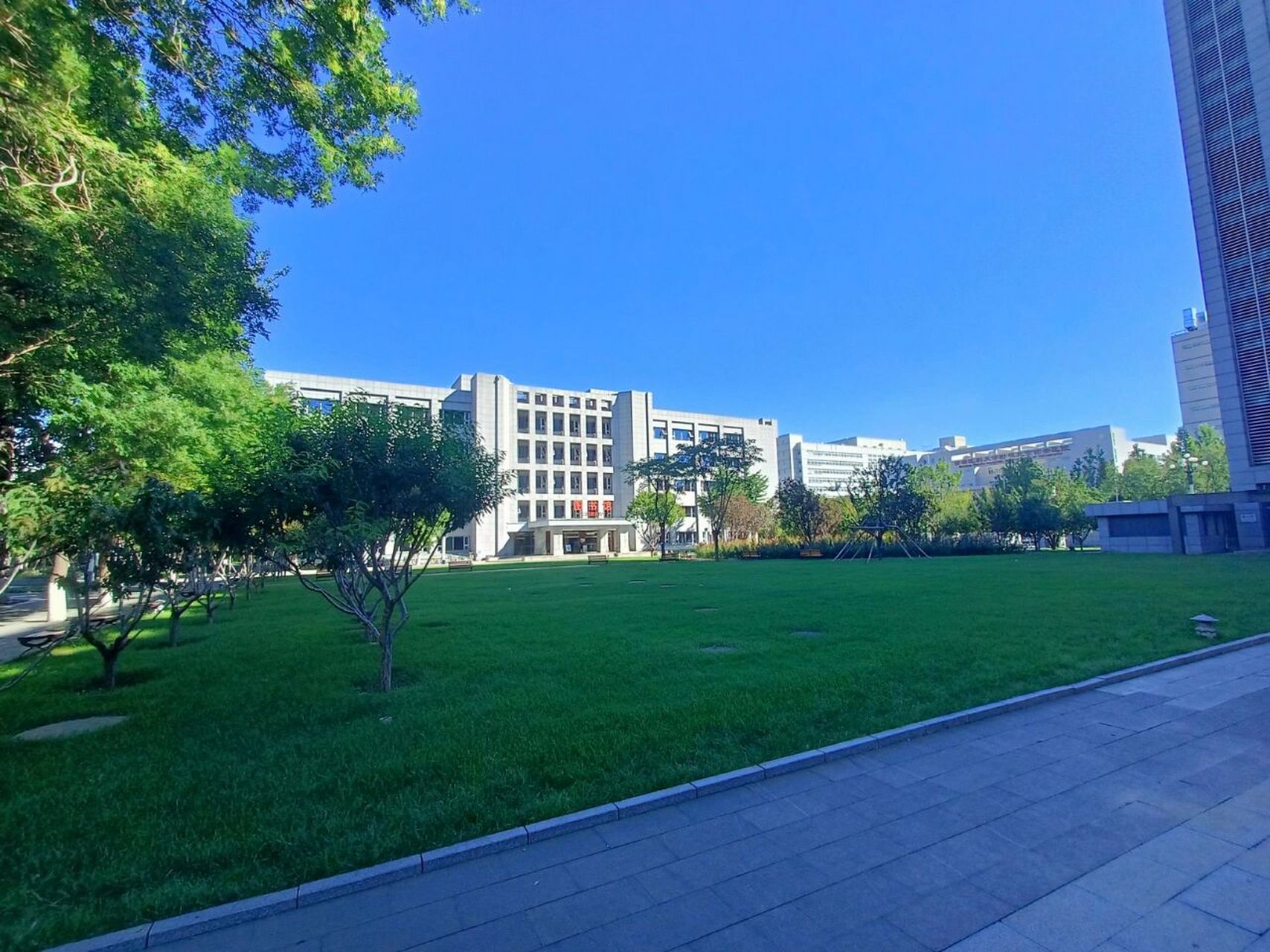 分享首都医科大学校园06 给有缘人看看学校的风景 虽然学校很小