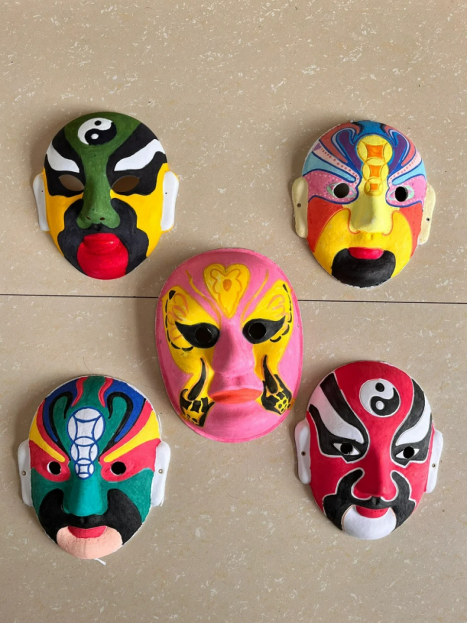 无论是节日庆典🎉,还是戏剧表演🎬,面具都增添了一抹神秘与趣味.