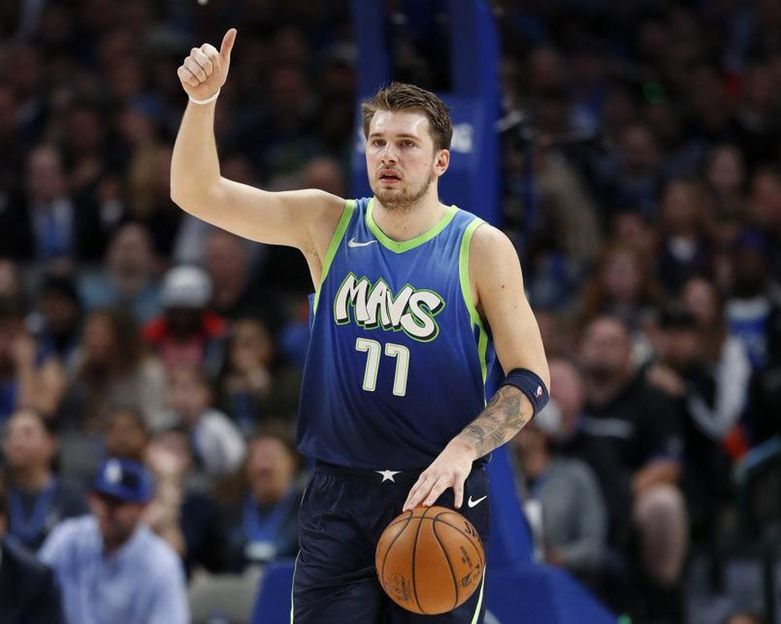 在最近一场达拉斯小牛队与菲尼克斯太阳队的比赛中,卢卡·东契奇与