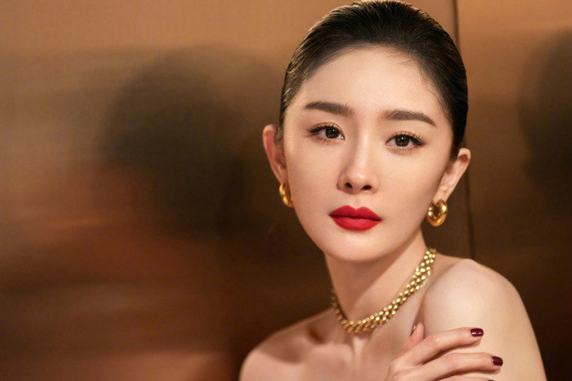 杨幂这张脸真的好高级哦~魅惑灵动的狐狸眼,雪肤樱唇,黑裙盘发,露出