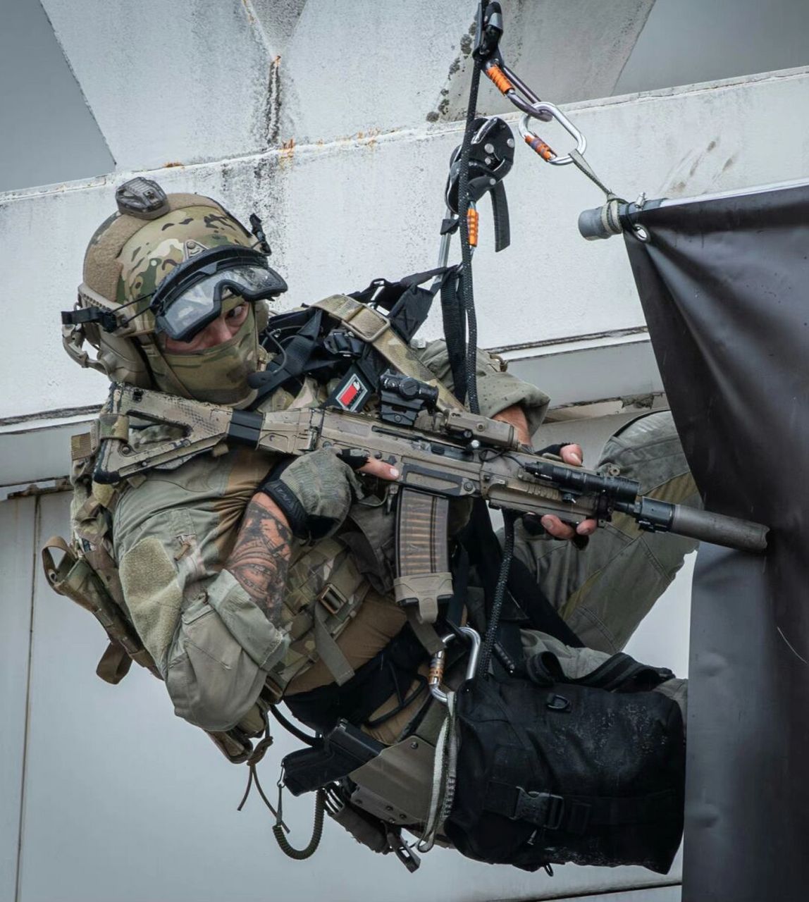 瑞士日内瓦州警察干预小组(gipg)特警,在日内瓦警察日上进行战术展示!