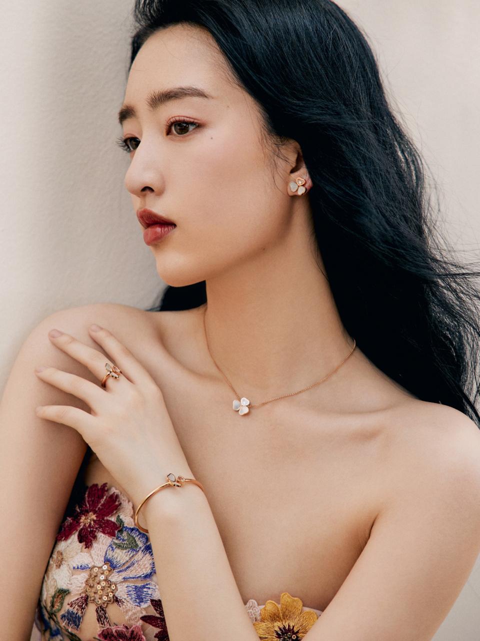 邓恩熙鲜花礼服裙,清丽曼妙,轻盈娇俏