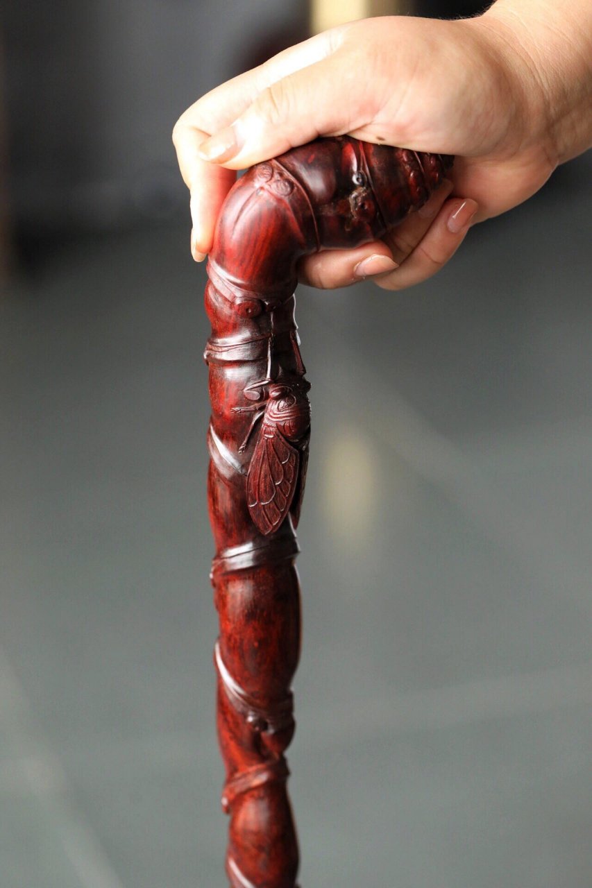 好的拐杖就得看小叶紫檀!