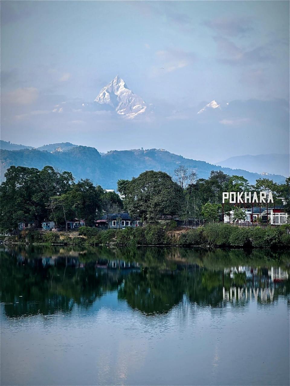 在博卡拉的宁静小镇上,抬头望去,那一抹洁白的雪山在天空中矗立