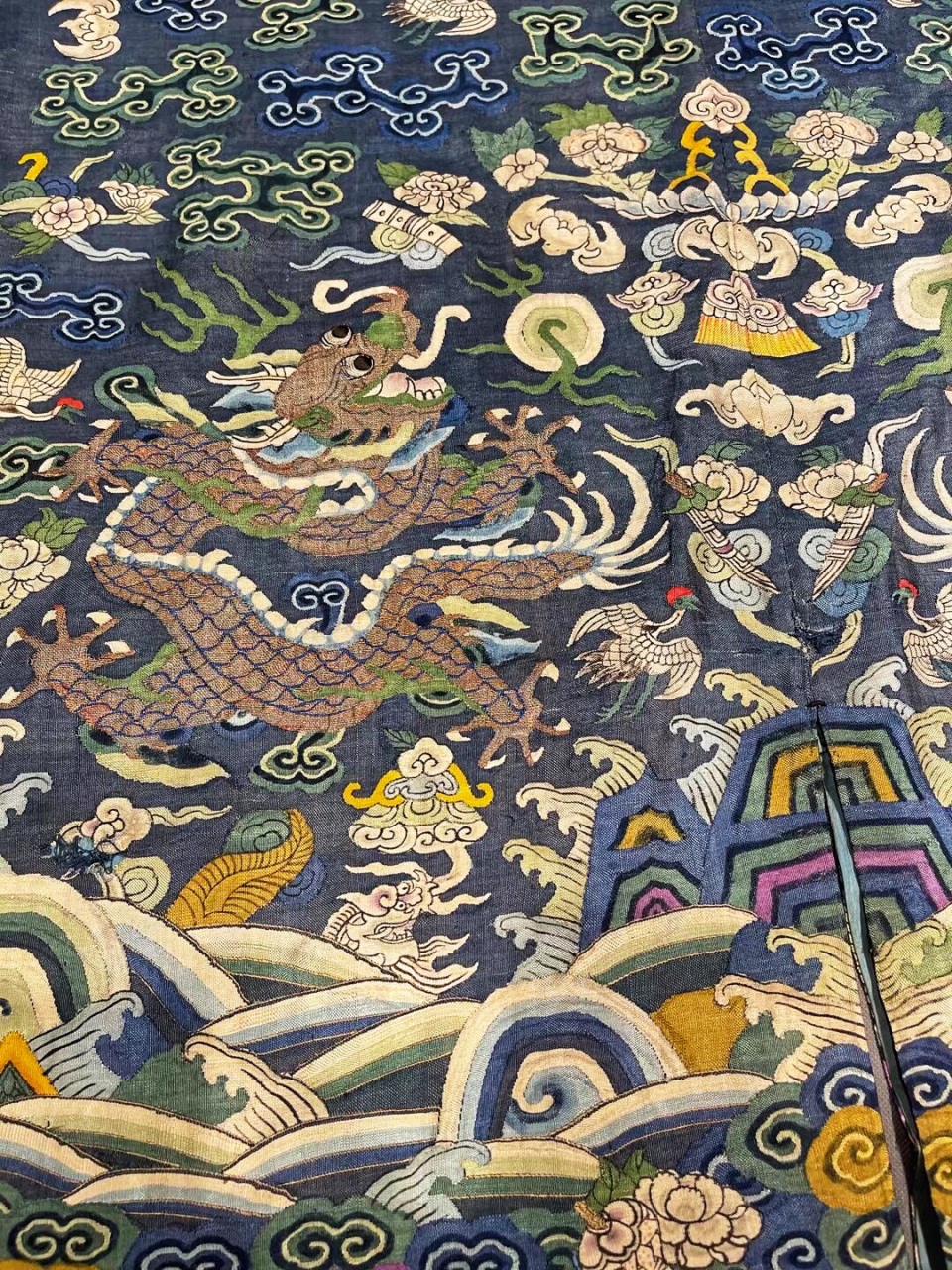 实拍清代龙袍,一眼看出龙纹的演变 今天分享的是龙袍上的龙纹饰,每张