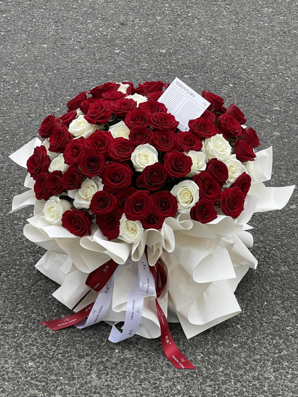 99支红白双拼玫瑰花束 "喜欢就争取,得到就珍惜,错过就忘记" ——— .