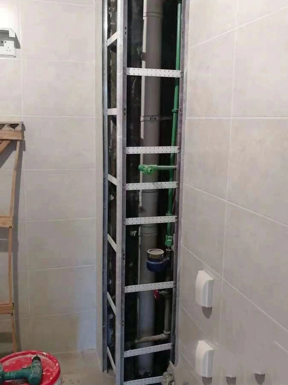 现在超流行的新型下水管道包管支架 晟美新型上下水管道装饰支架,完全