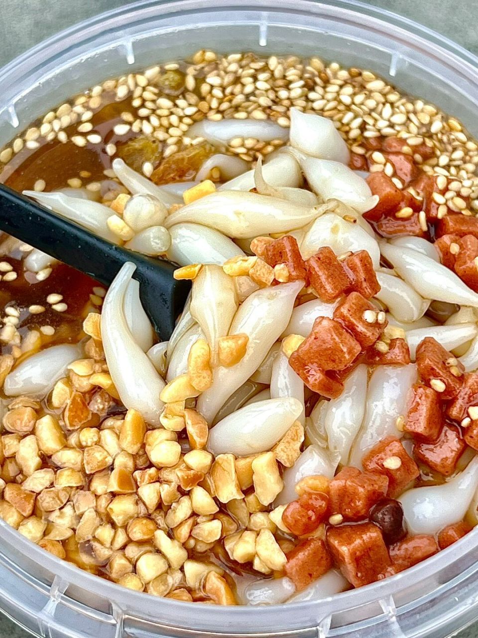 烟大小吃街里吃到了地道川渝美食—【凉虾】 凉粉做成虾的形状,滑糯清