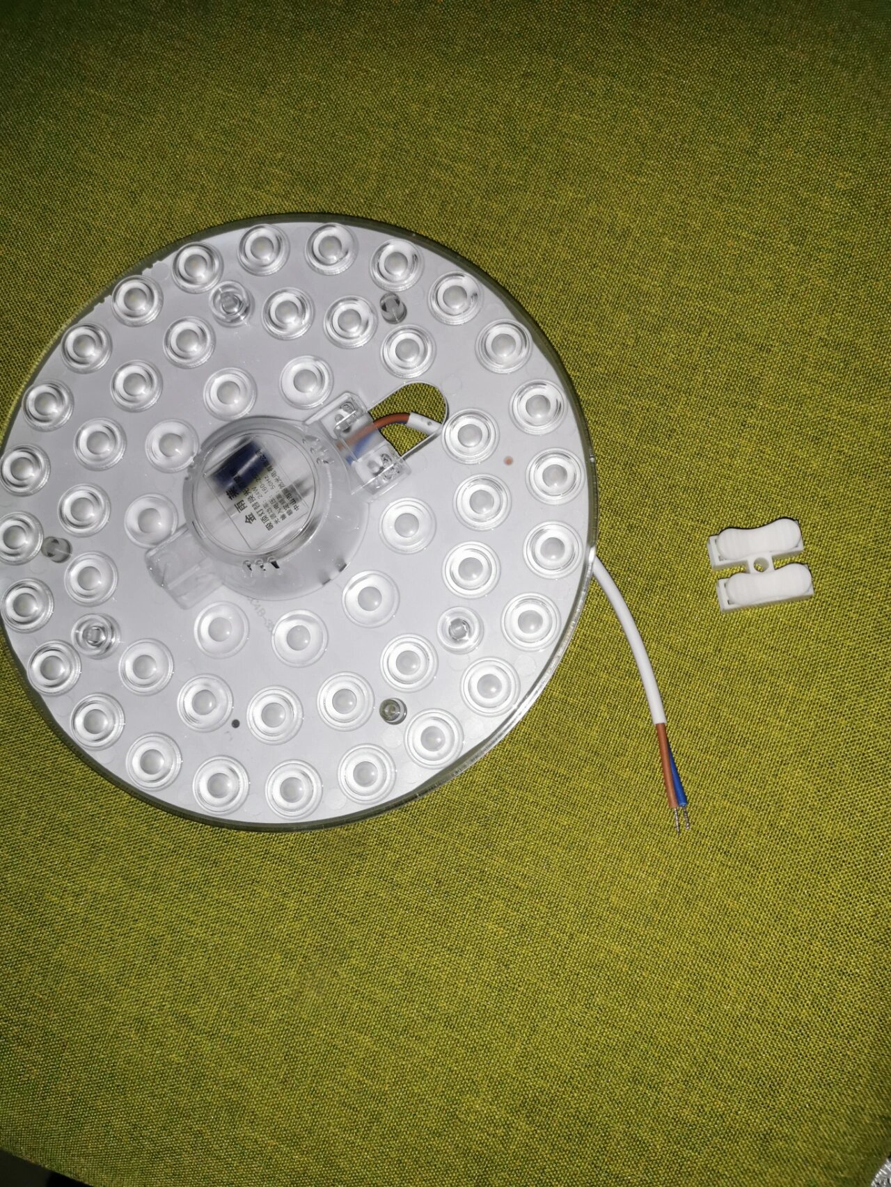 图一:去掉灯罩吸顶灯样子(灯管已黑掉了) 图二,三:新买的灯芯(led