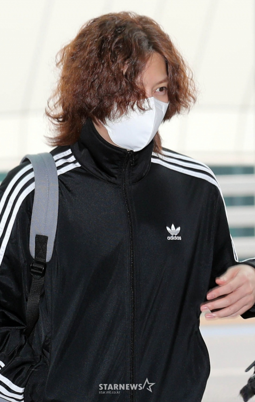 金希澈出国机场图 金希澈一身休闲运动装打扮,还有背上自己的小书包