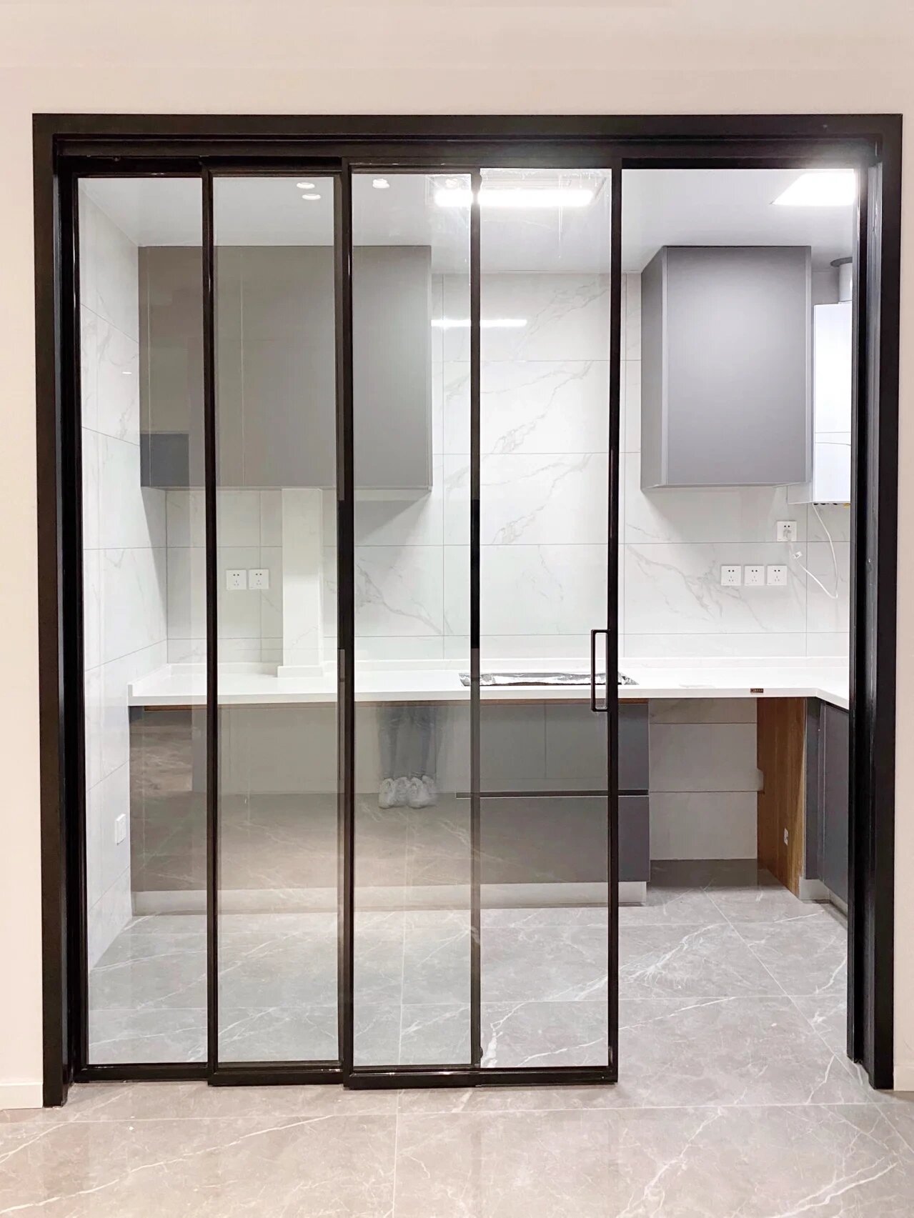 装修日记 厨房吊轨门三联动 我家是极窄边框的三联动移门,带阻尼,只有