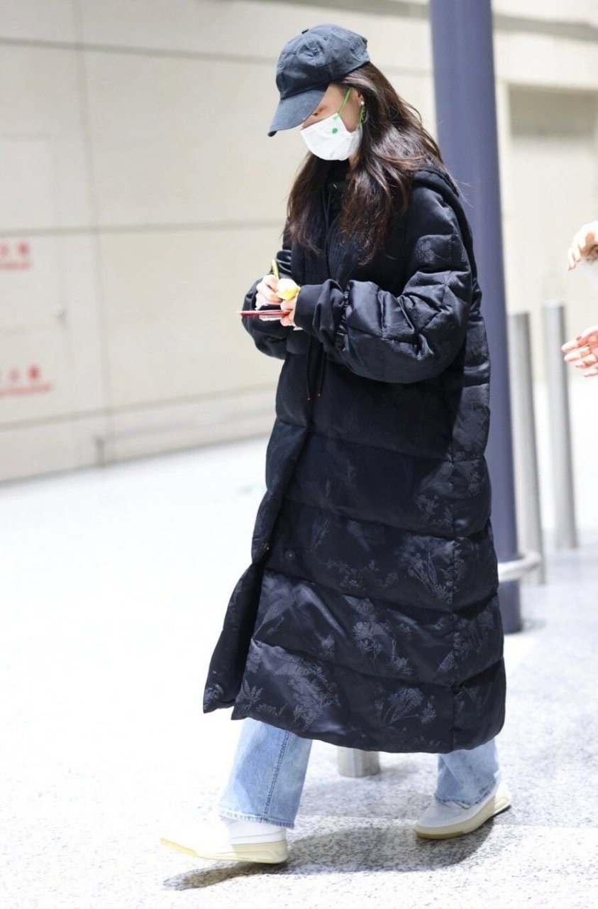 倪妮今日机场街拍,穿新中式羽绒服真好看!