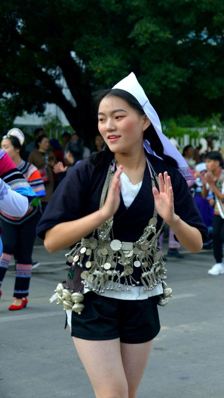 哈尼族"奕车支系"独有的"奕车服饰"至今已有千余年的历史.