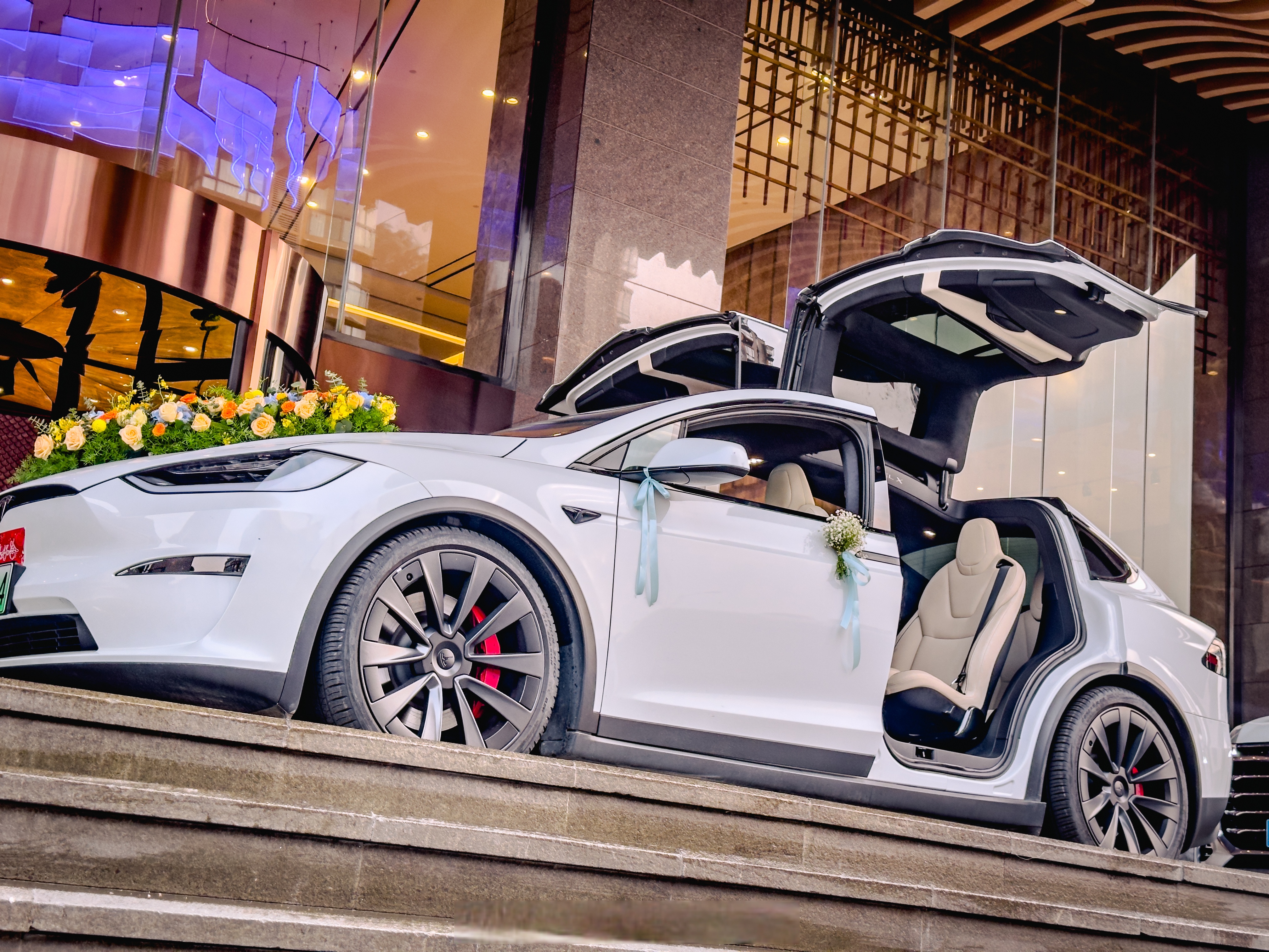 特斯拉modelx plaid当婚车也挺合适的,鹰翼门打开后真的太酷啦!