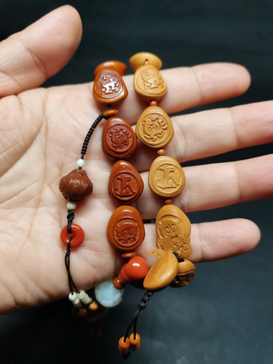 (一) 自从我自己盘第一条瓦当十二生肖松子手串后,引起了很多朋友的