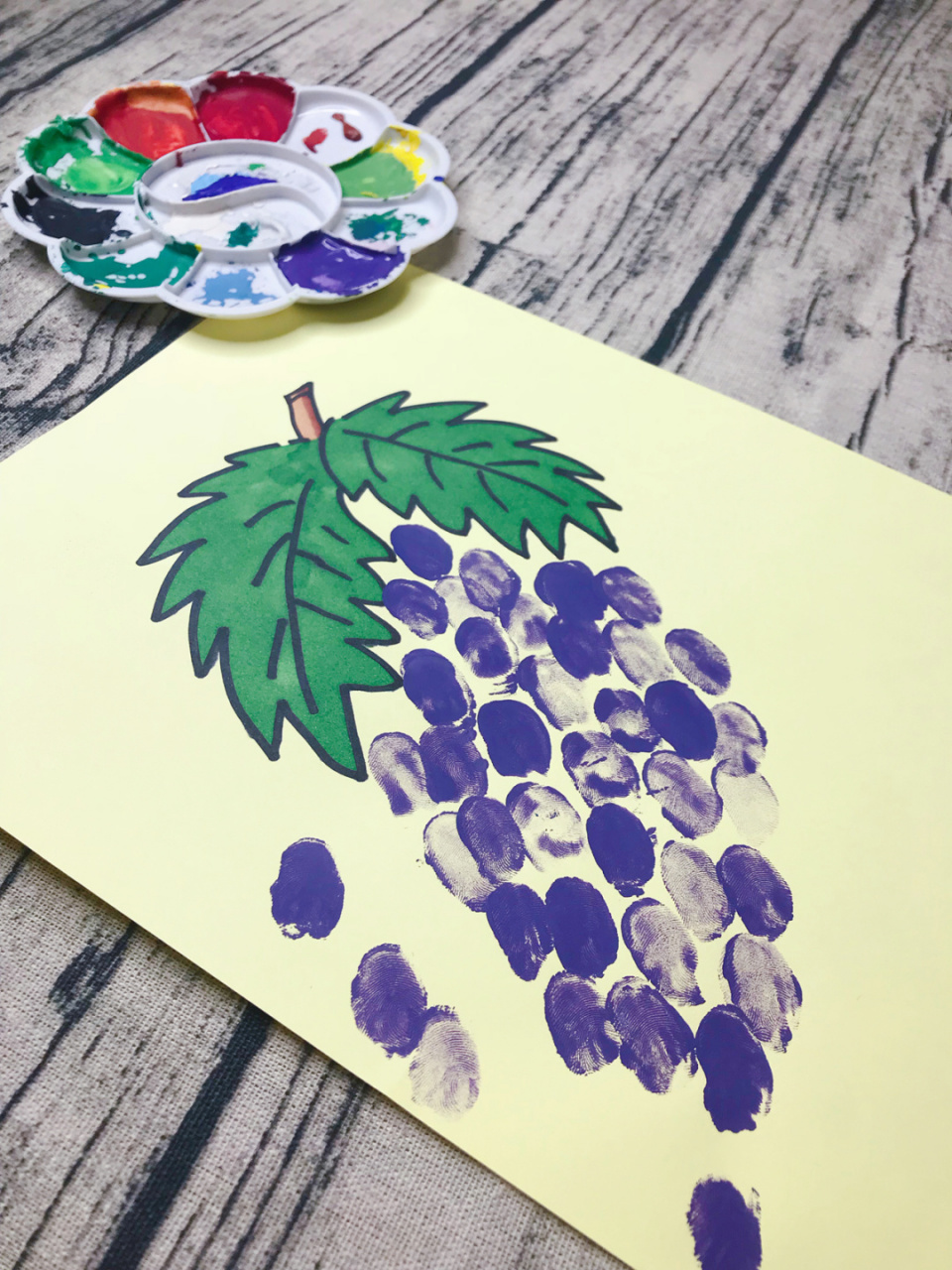 亲子互动之手指画 颜料最好是用手指颜料 并且可水洗的那种 手指画