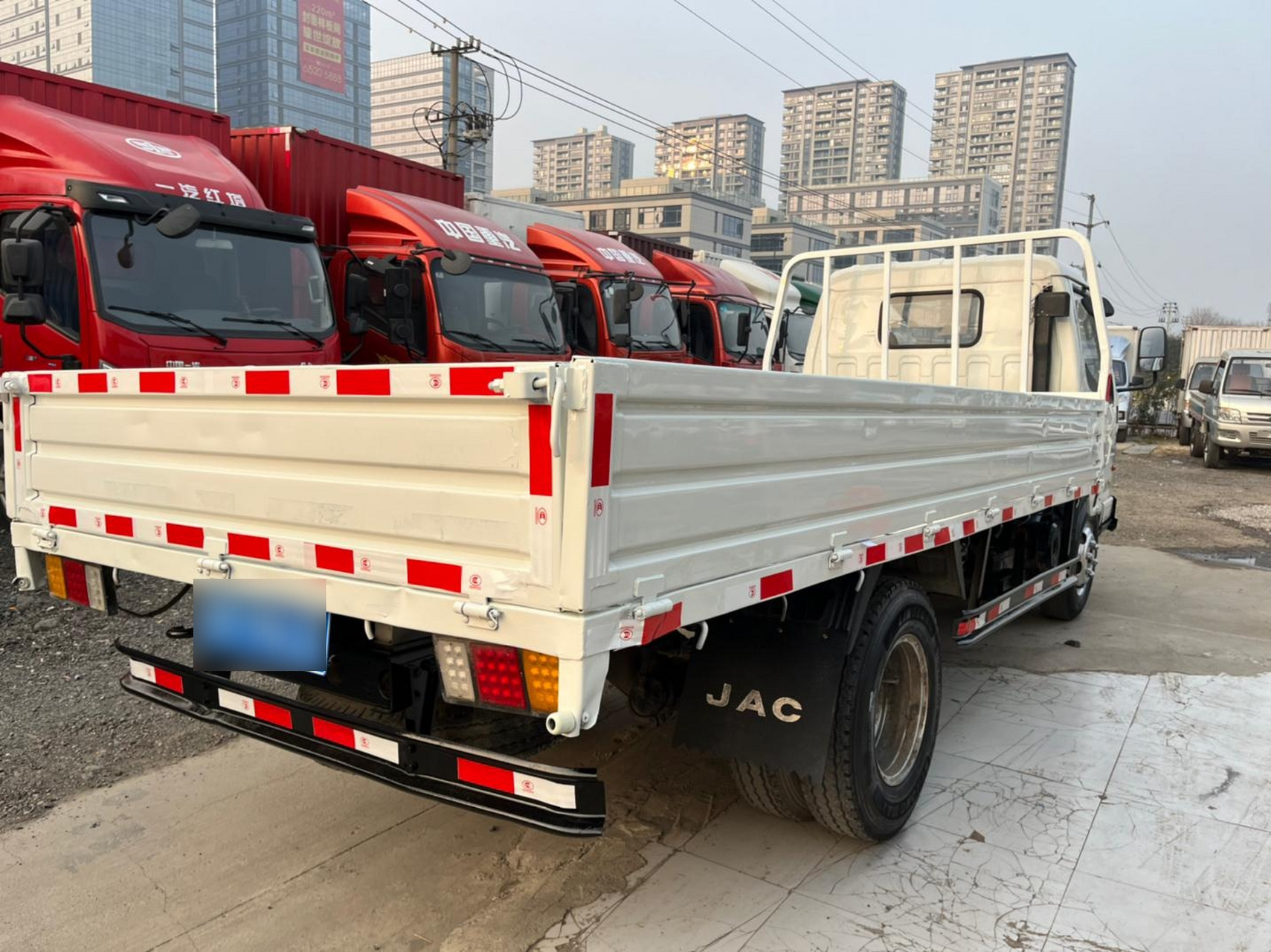 新到17年2月解放霸铃栏板车 康威490发动机 700-16轮胎 空调 助力