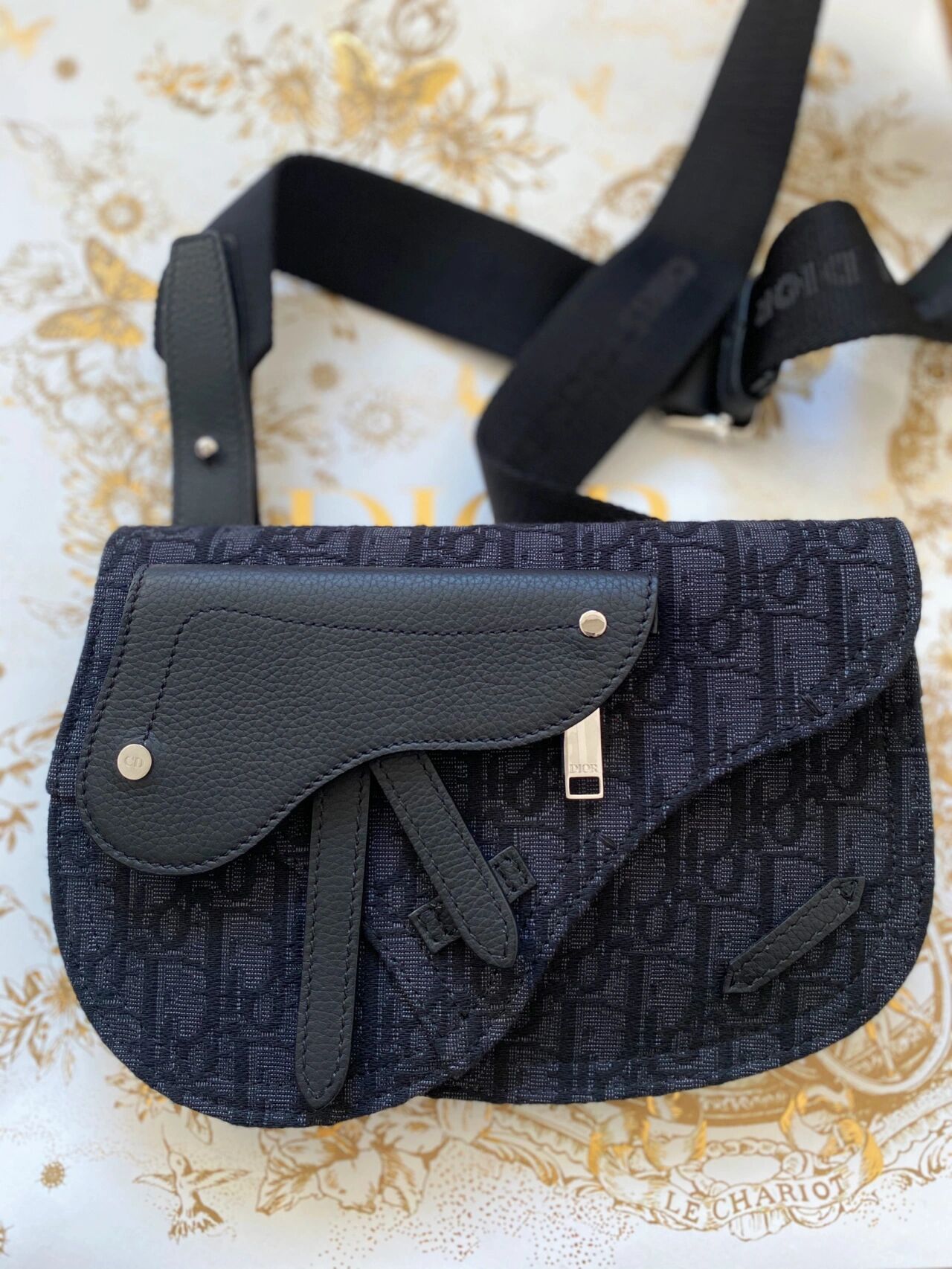 送老公的纪念日礼物,低调奢华的dior包 这是dior刺绣马鞍包的男款