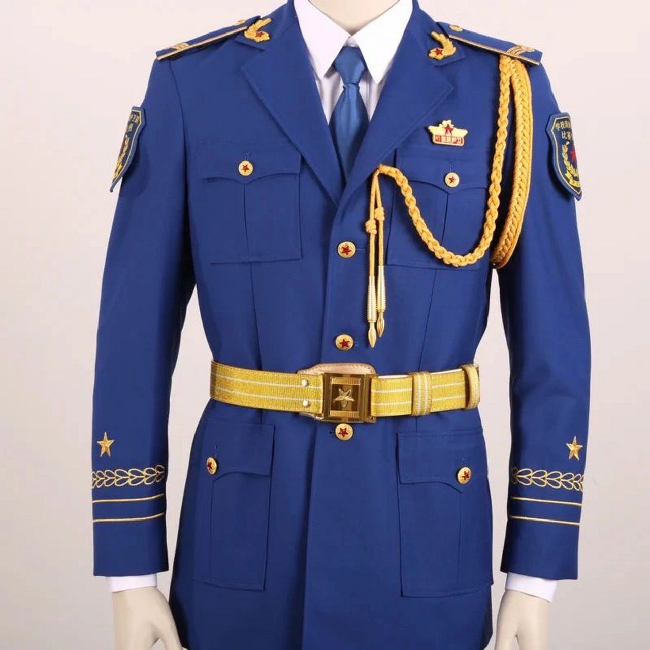 护卫队礼服的小秘密——穗带 国旗护卫队的穗带,腰带由黄色金线编制而