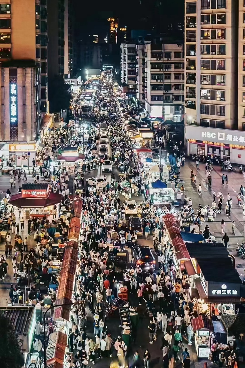 宜昌#今天,宜昌市cbd小吃街爆棚了.